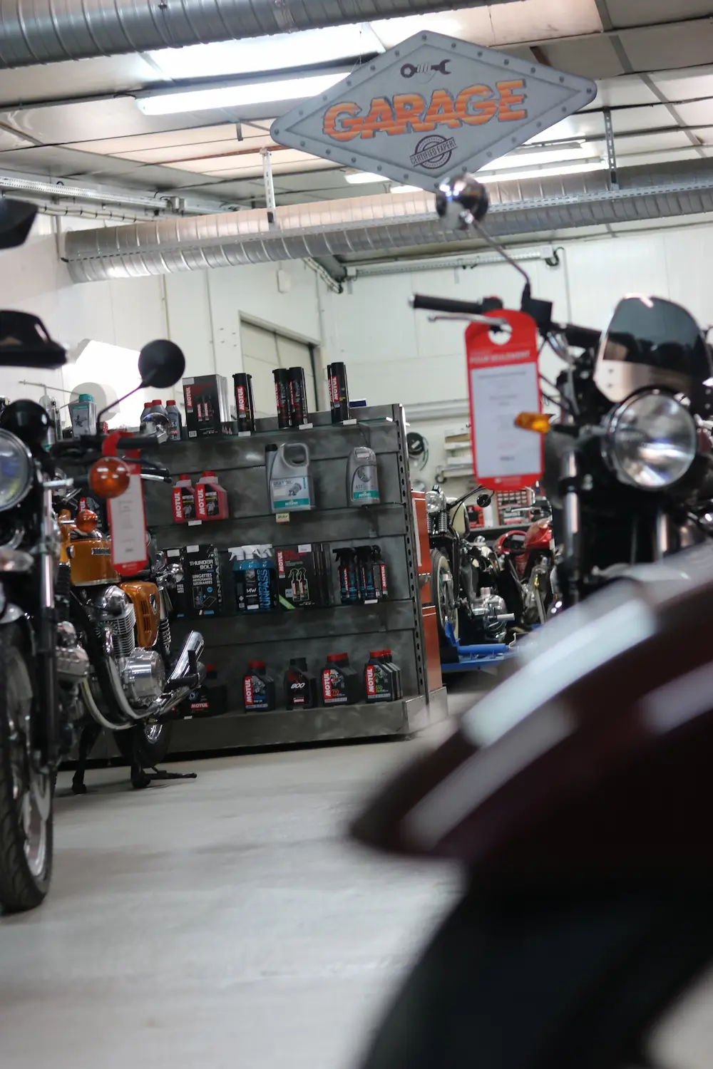 Atelier moto et boutique en ligne.